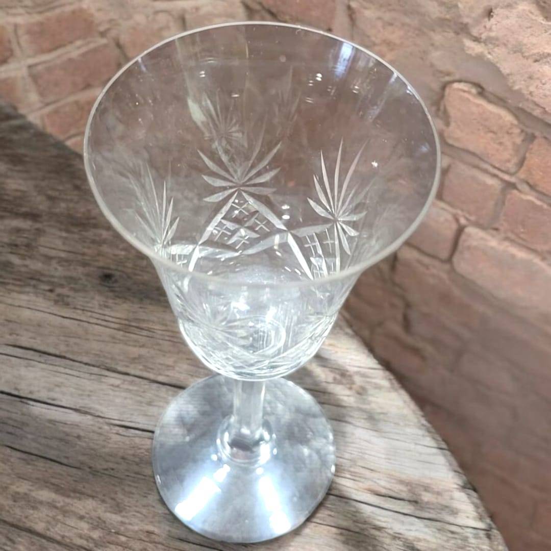 Detalle de copa de cristal de Bohemia con tallado artesanal. Pieza decorativa ideal para ambientes sofisticados.