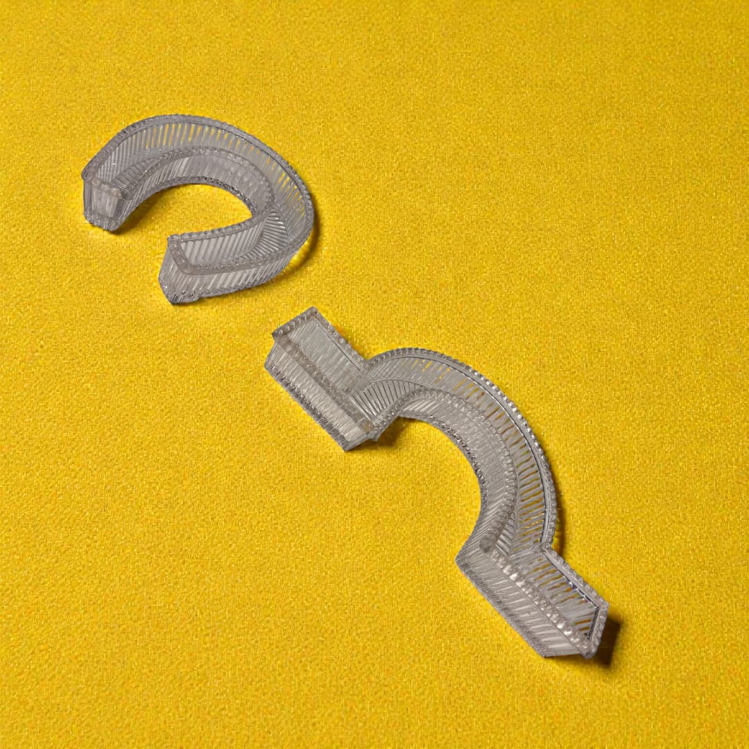 Caminos de mesa de cristal Art Decó: servir con estilo en forma de herradura y curva, con relieve estriado y borde perlado sobre fondo amarillo.