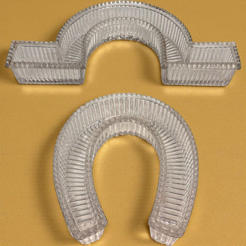 Caminos de mesa de cristal Art Decó: servir con estilo, set de dos piezas modulares con forma de herradura y curva, borde perlado y relieve estriado.