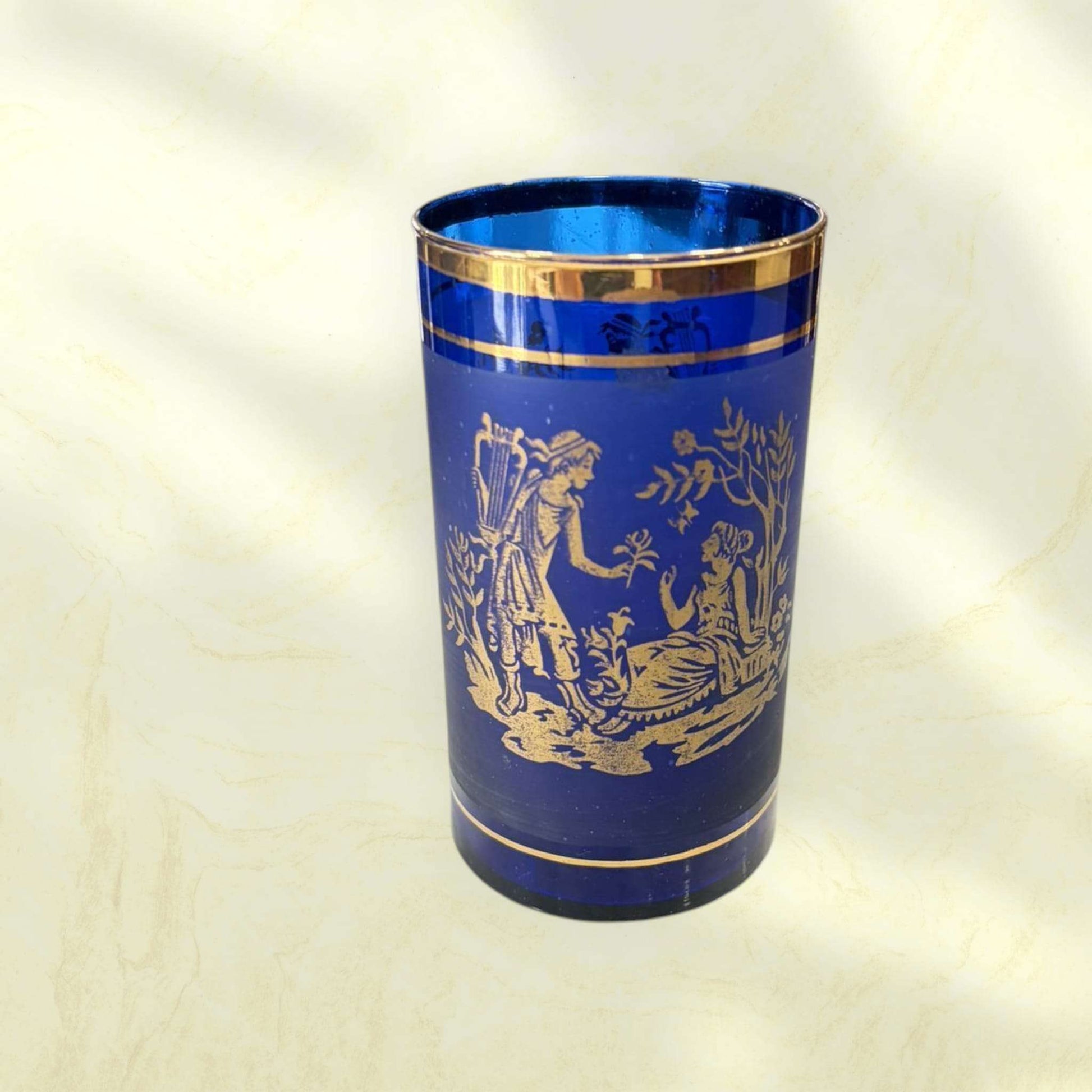 Botella y vasos de cristal cobalto decorados en oro.
