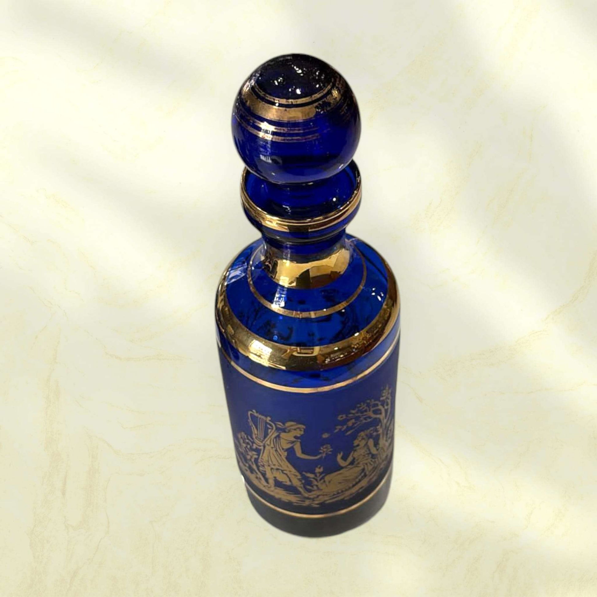 Detalle del vaso azul cobalto con motivos clásicos dorados.