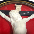 Detalle del rostro de Cristo, capturando la expresión serena y el trabajo meticuloso en la talla en barro de pipa. Cada trazo refleja la maestría del artesano y la solemnidad de la obra.