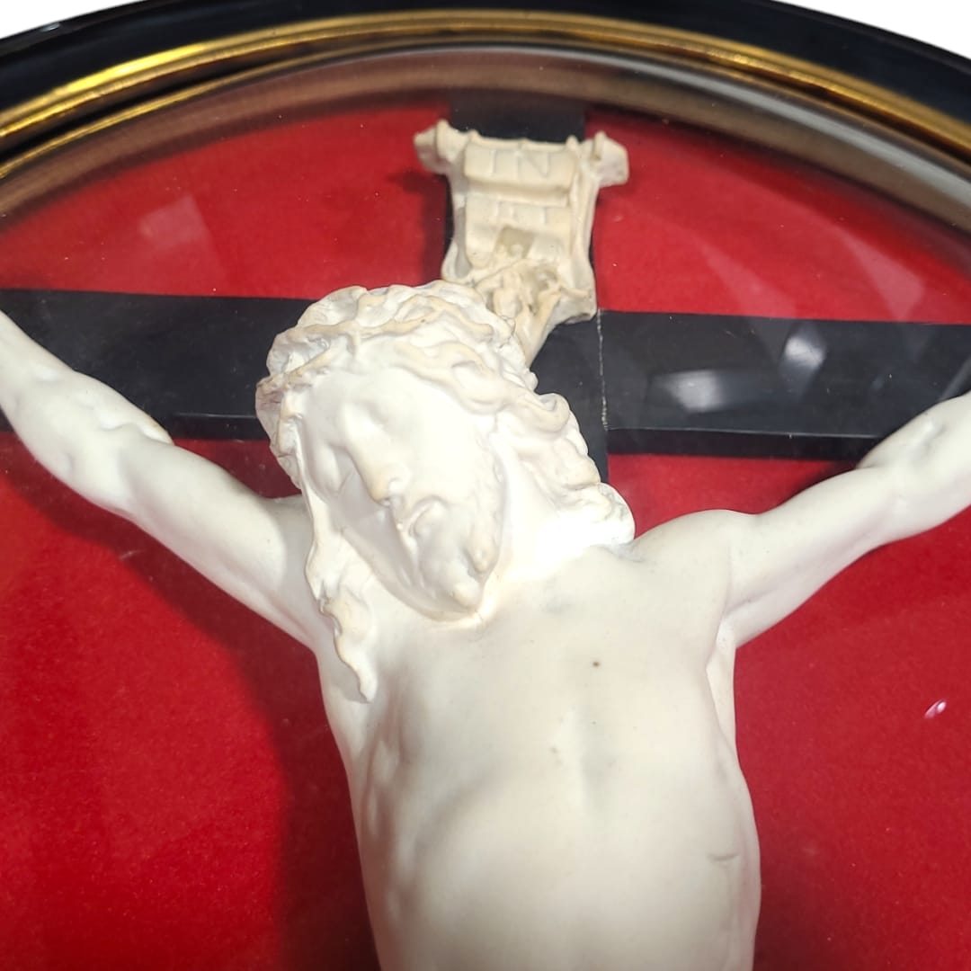 Detalle del rostro de Cristo, capturando la expresión serena y el trabajo meticuloso en la talla en barro de pipa. Cada trazo refleja la maestría del artesano y la solemnidad de la obra.