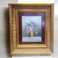Óleo sobre lienzo floral con marco dorado, arte decorativo elegante. Pintura con flores vibrantes en canasto, ideal para realzar cualquier espacio.