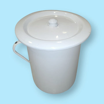magen mostrando el interior espacioso del orinal esmaltado blanco de la década de 1920.