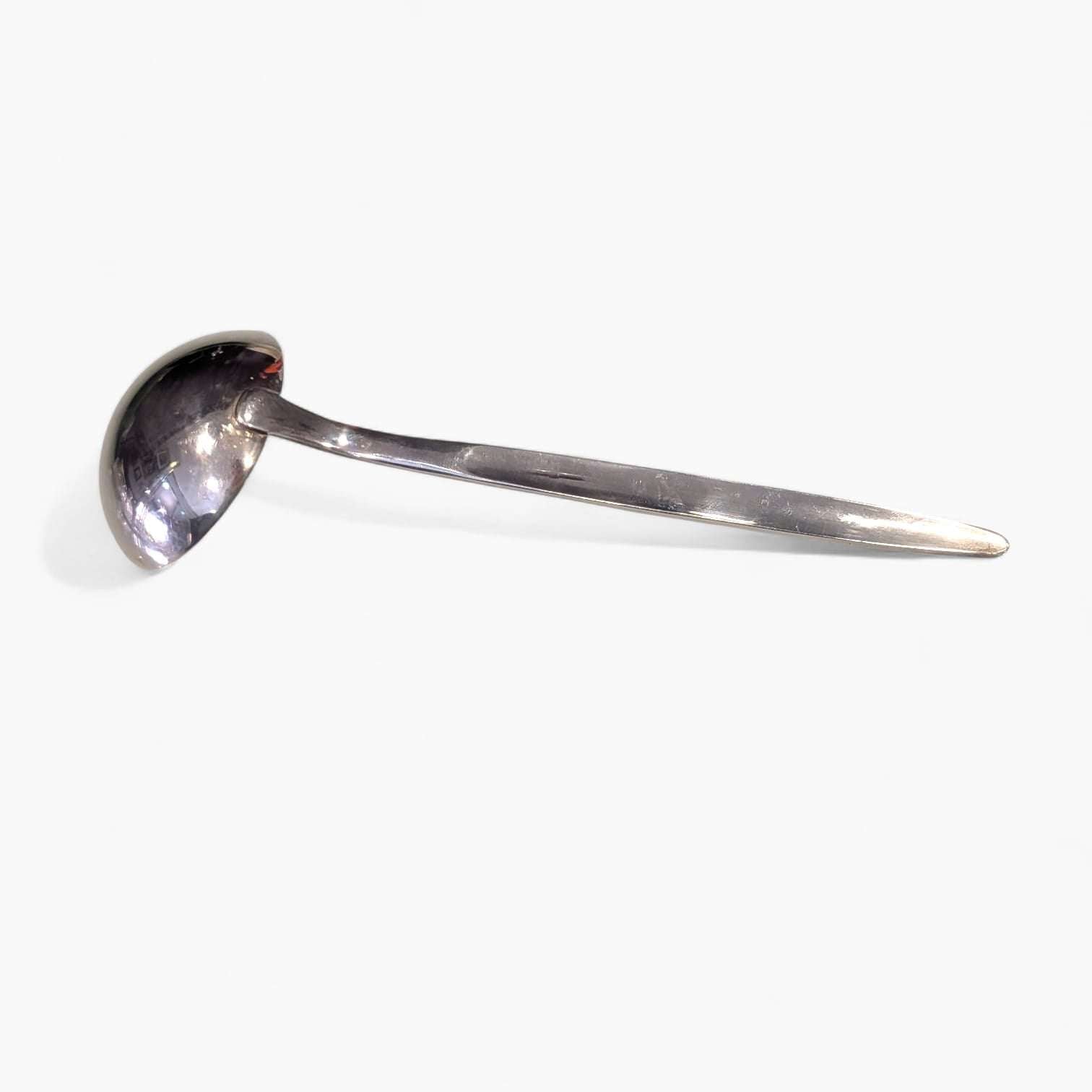 Mango alargado del cucharón de metal plateado