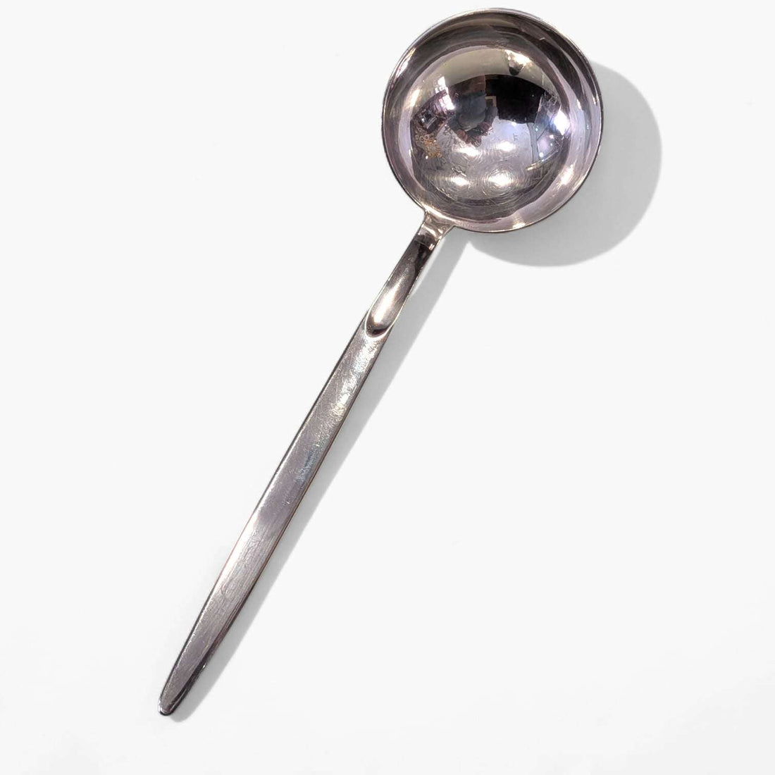 Cucharón de metal plateado antiguo vista lateral