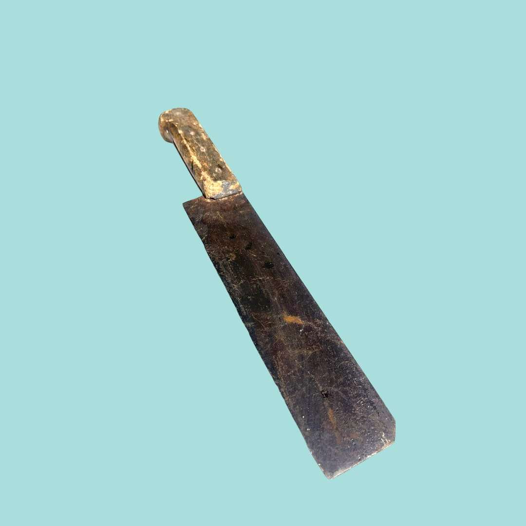 Primer plano del mango de madera con remaches originales del cuchillo.