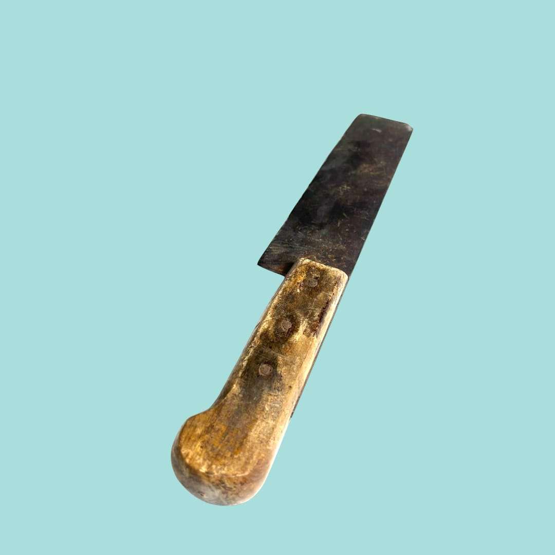 Detalle de la hoja de hierro envejecida del cuchillo antiguo.