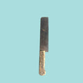 Vista frontal del cuchillo antiguo mostrando el filo y mango de madera.