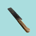 Cuchillo antiguo completo con mango de madera sobre fondo liso.