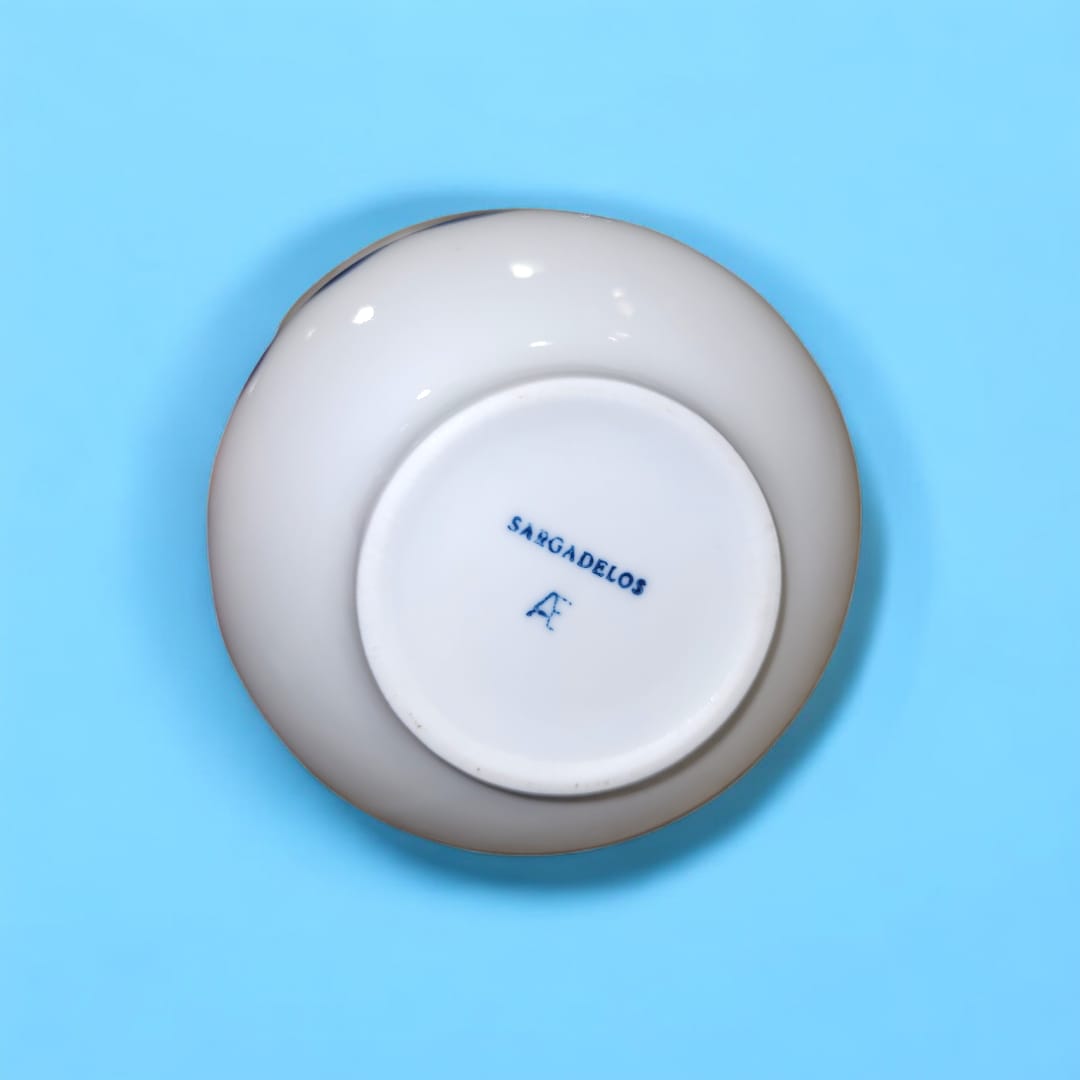 Base del cuenco de porcelana Sargadelos con sello distintivo de la marca en azul, destacando su autenticidad.