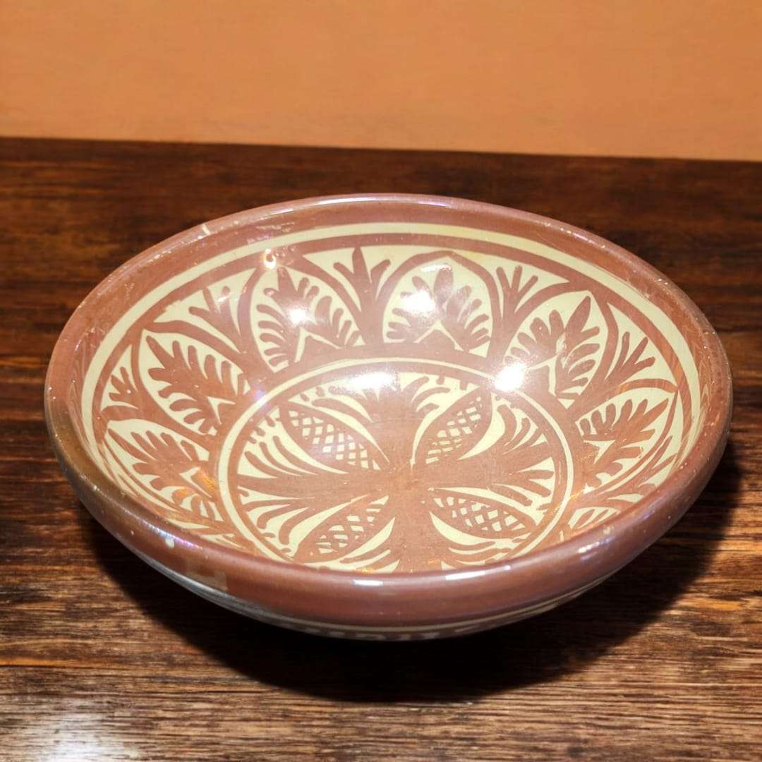 Cuencos de cerámica Manises con diseño floral tradicional en tonos marrón y crema, ideales para decoración artesanal en el hogar.