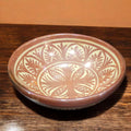 Cuenco de cerámica Manises con diseño floral tradicional en tonos tierra, ideal para decoración artesanal en el hogar. Medidas: 16 x H7 cm.