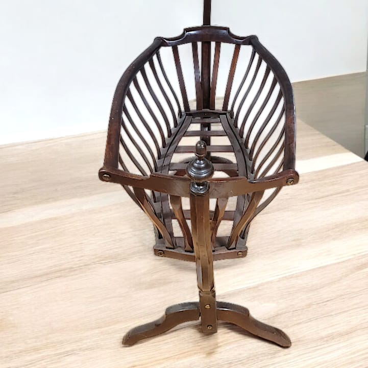 Cuna mecedora estilo Art Nouveau de Viena, diseño histórico con detalles florales y estructura de madera curvada.
