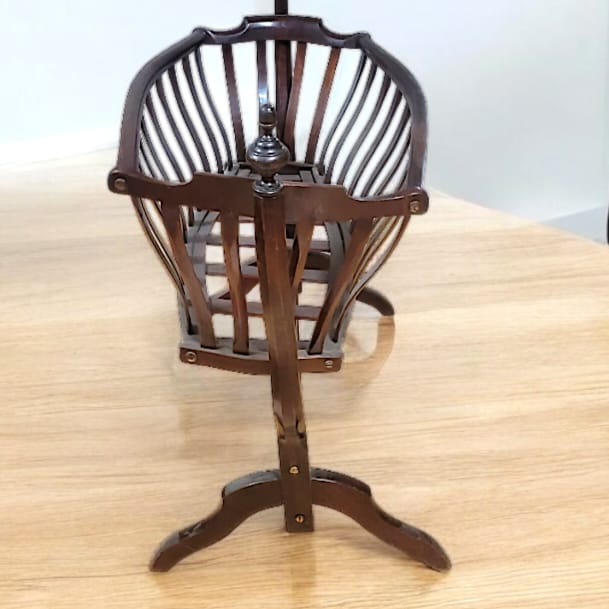 Cuna Art Nouveau Viena con diseño curvo y detalles ornamentales, perfecta para decoración de interiores con estilo histórico.