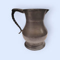 Jarra de peltre de estaño en perfecto estado, diseño elegante y funcional para decoración de interiores en estilo vintage y tradicional.