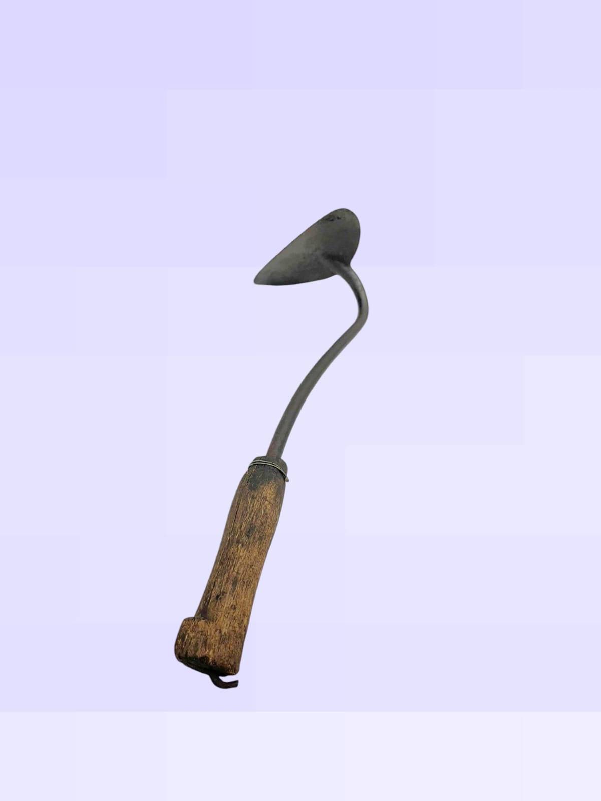 Herramienta de jardinería tipo amocafre clásico, perfecta para eliminar malas hierbas y mantener la tierra aireada y limpia.