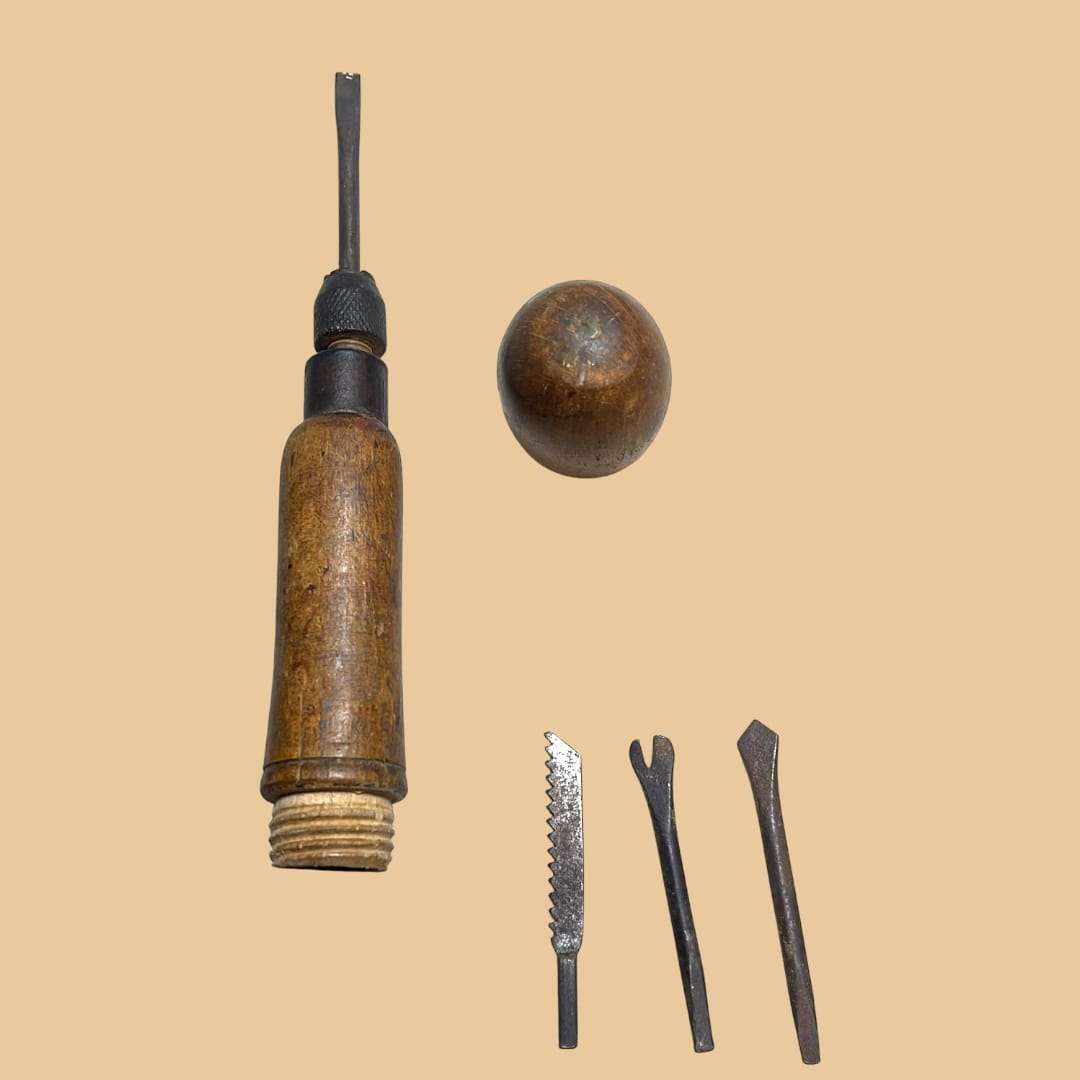 Destornillador desmontable antiguo con mango de madera y cabezales intercambiables. Herramienta única de colección para decoración vintage.