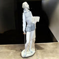Figura de porcelana NAO LLADRÓ representando a Don Quijote de la Mancha con expresión noble. Decoración sofisticada para amantes del arte clásico.