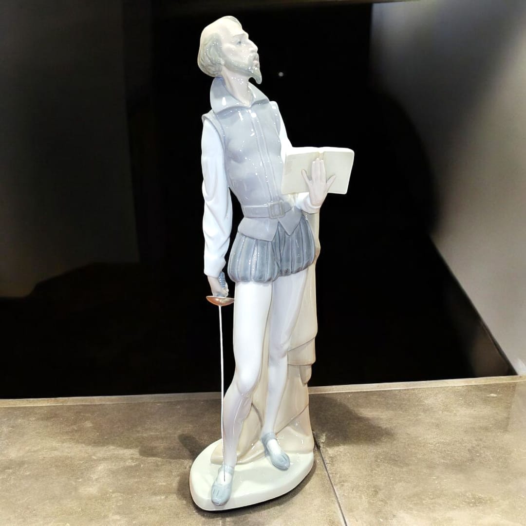 Figura de porcelana NAO LLADRÓ representando a Don Quijote de la Mancha con expresión noble. Decoración sofisticada para amantes del arte clásico.