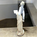 Escultura de porcelana NAO LLADRÓ representando a Don Quijote de la Mancha con libro en mano. Pieza decorativa exclusiva para coleccionistas.