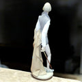 Figura decorativa de porcelana NAO LLADRÓ de Don Quijote de la Mancha vista desde atrás. Diseño detallado y acabado artesanal de alta calidad.