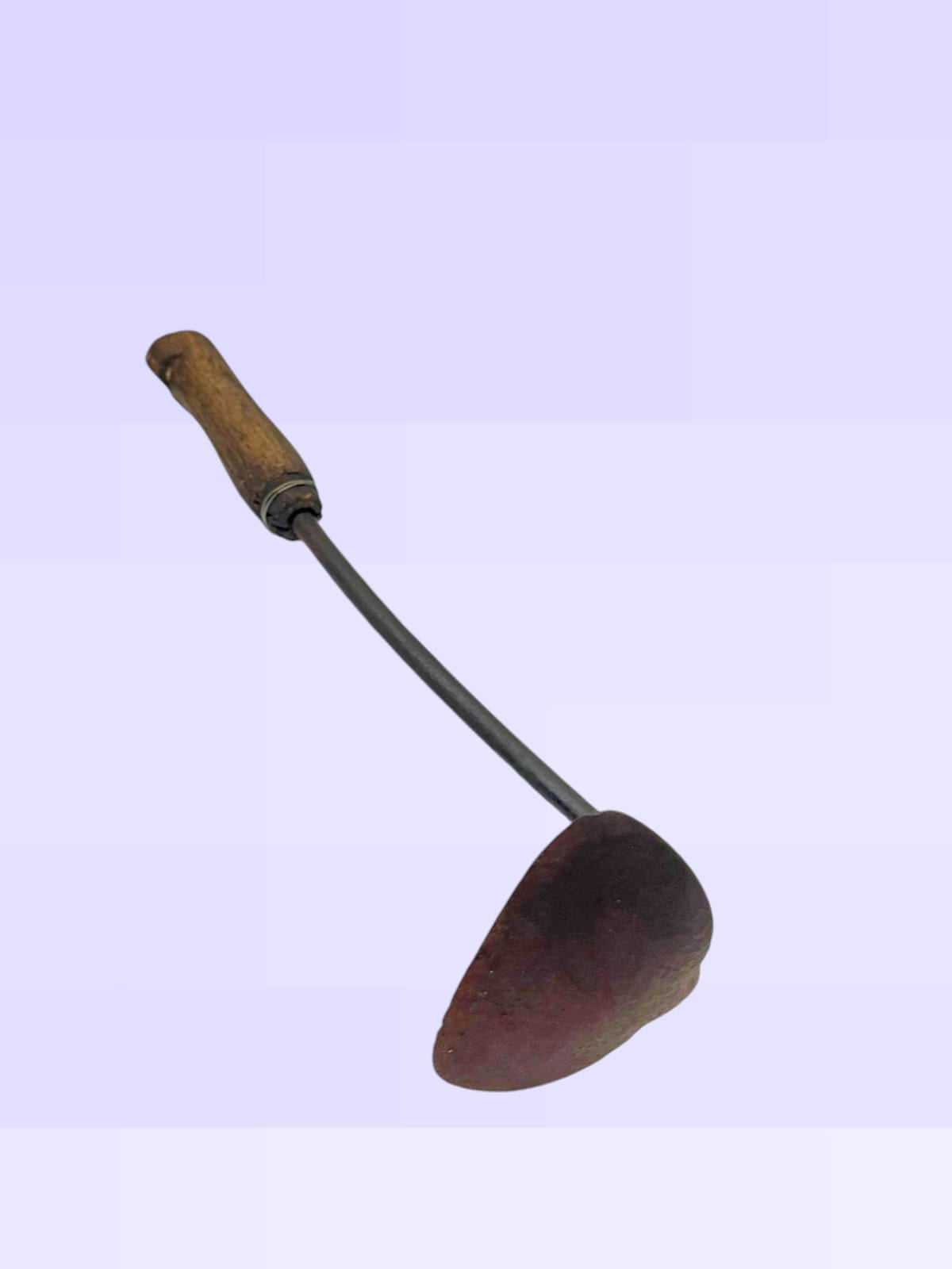 Amocafre clásico con hoja metálica ancha y mango ergonómico de madera, esencial para trabajos de jardinería y decoración exterior.
