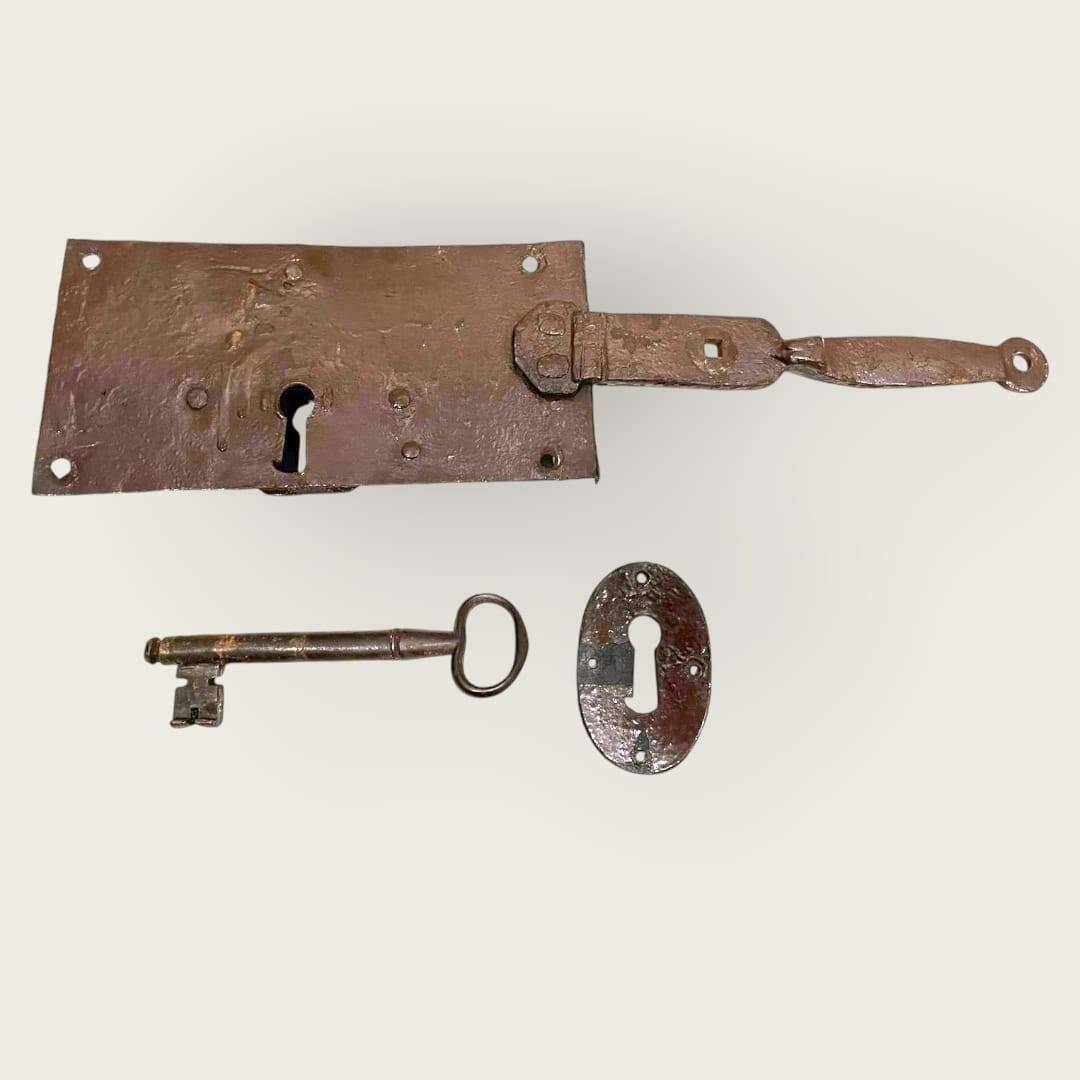 Conjunto de cerradura de hierro con llave y placa, estilo rústico para decoración vintage en puertas de jardín o interiores.