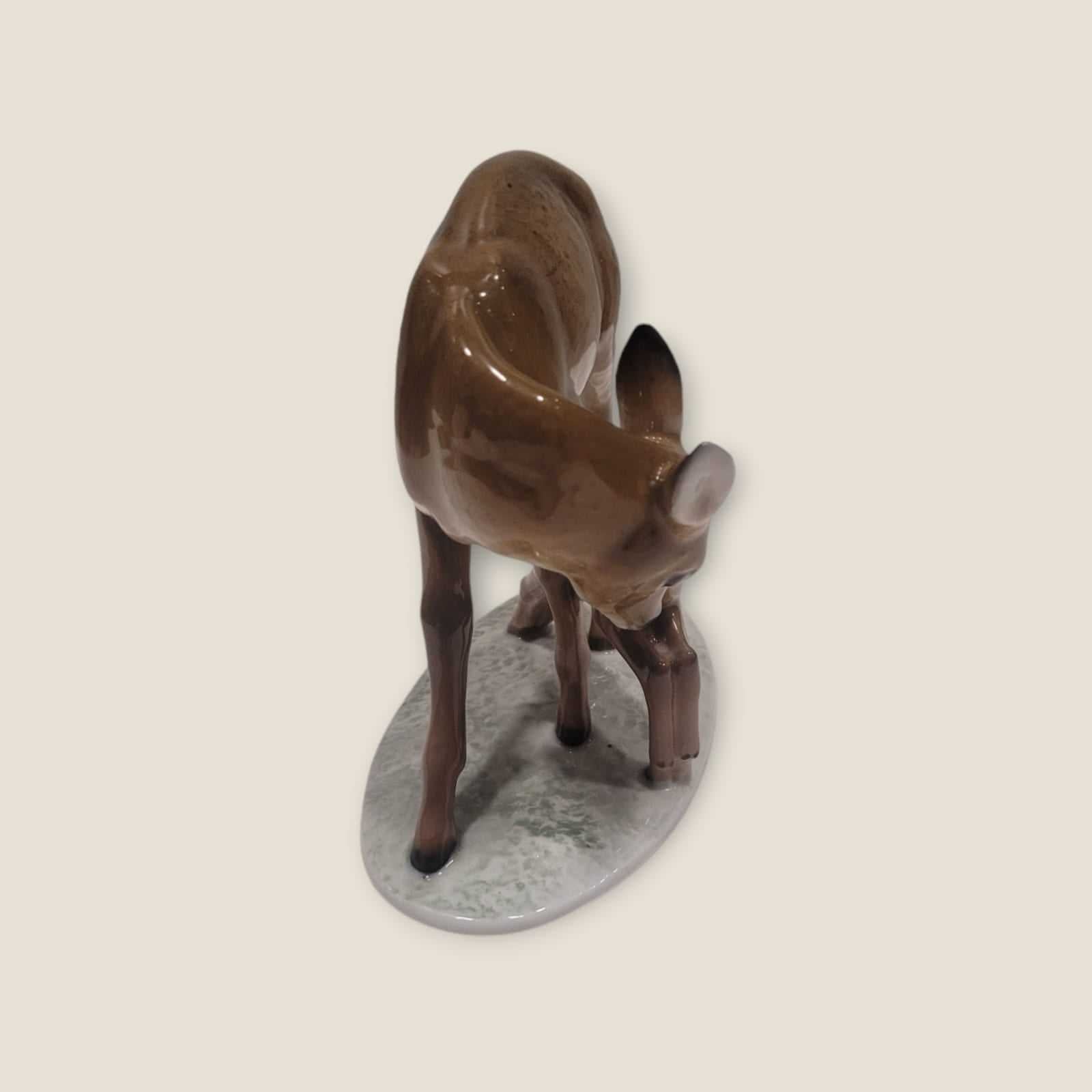 Figura de porcelana Rosenthal de cierva y cría vista desde un ángulo frontal, mostrando su diseño elegante y detallado.