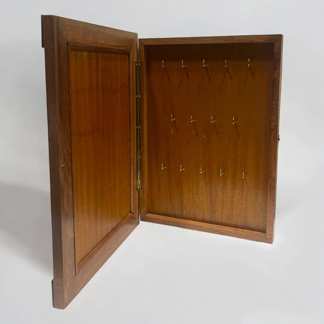 Interior del porta llaves de madera con múltiples ganchos metálicos, perfecto para organizar llaves con estilo en espacios decorativos.