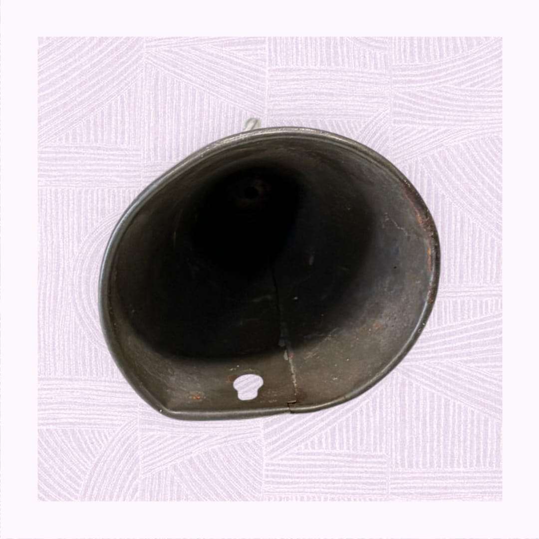 Embudo de farmacia antiguo de chapa visto desde arriba, con llave de cierre visible en la base. Ideal para decoración vintage en hogar o colección.