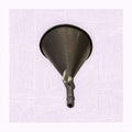 Embudo de farmacia antiguo de chapa negra con llave de cierre metálica, ideal para decoración vintage en hogar o colección médica retro.