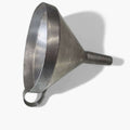 Embudo metálico antiguo de aluminio con asa, pieza artesanal funcional y decorativa ideal para cocina vintage o decoración rústica.