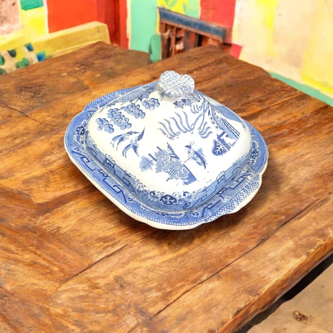 Fuente antigua Willow con tapa, porcelana inglesa con diseño azul chinesco. Pieza única para decoración elegante en hogar o jardín.