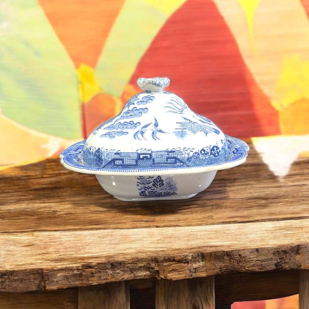 Fuente Willow con tapadera de porcelana inglesa, decorada en azul con motivos orientales. Pieza decorativa para cocina o comedor clásico.