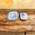 Fuente antigua Willow con tapa y base cuadrada, porcelana inglesa azul con diseño oriental. Perfecta para coleccionistas de decoración vintage.
