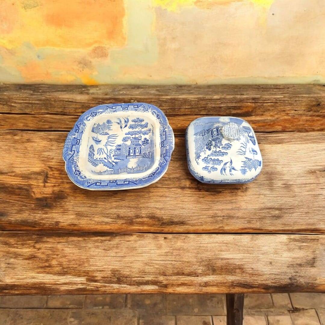 Fuente antigua Willow con tapa y base cuadrada, porcelana inglesa azul con diseño oriental. Perfecta para coleccionistas de decoración vintage.