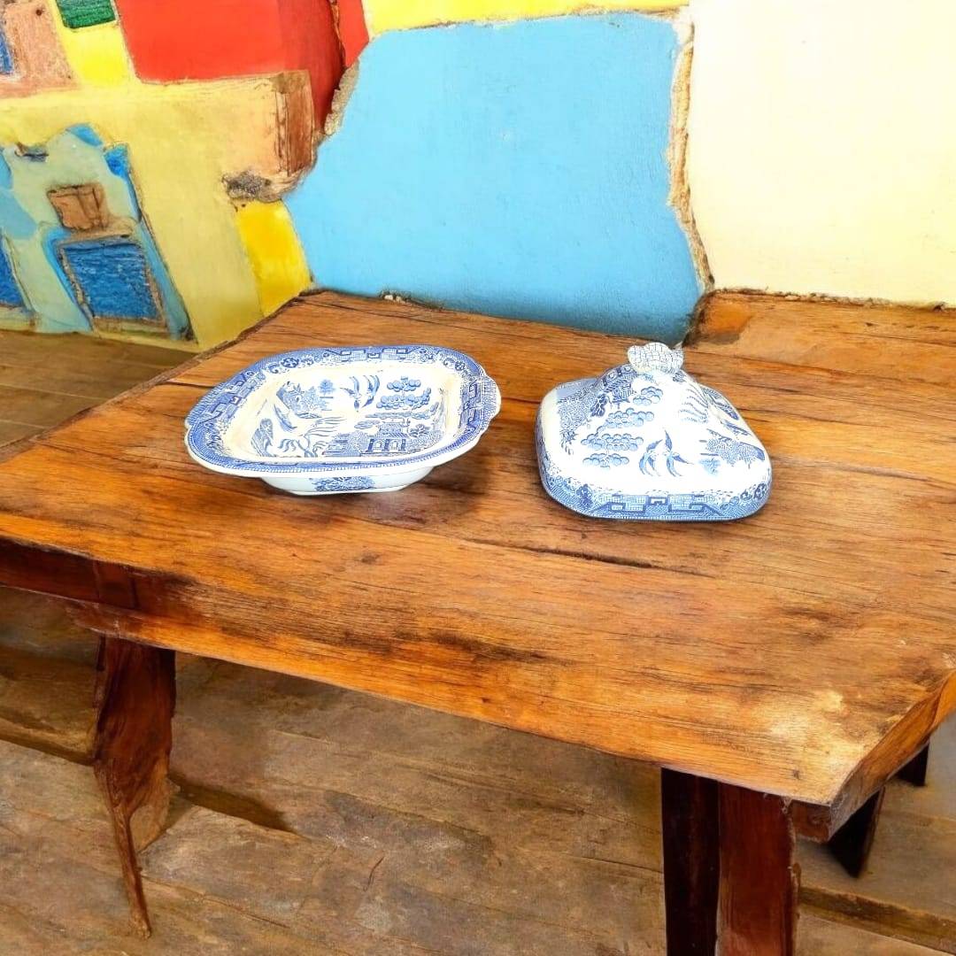 Fuente Willow con tapa desmontada, porcelana inglesa azul sobre mesa de madera. Decoración clásica para interiores estilo retro o colonial.