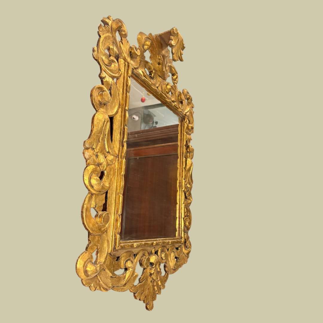 Espejo cornucopia dorado estilo rococó con marco tallado en madera, ideal para decoración clásica en interiores elegantes. Elegancia clásica única para el hogar.