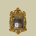 Espejo cornucopia dorado estilo rococó con marco tallado en madera, ideal para decoración clásica en interiores elegantes. Elegancia clásica única para el hogar.
