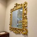 Espejo dorado isabelino del siglo XIX con talla en madera, marco ornamentado con penacho decorativo, ideal para decoración clásica de interiores.