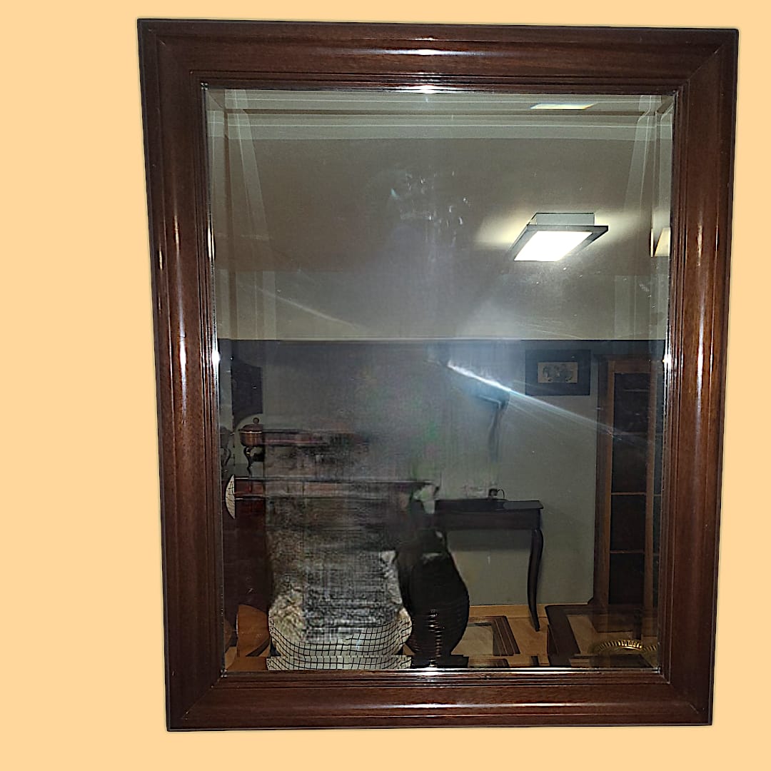 Vista frontal del espejo rectangular de madera de caoba con cristal biselado, destacando su elegante diseño.
