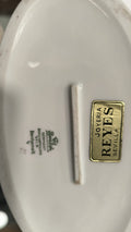 Base de la figura de porcelana Rosenthal con sello de autenticidad y etiqueta de Joyería Reyes Sevilla.