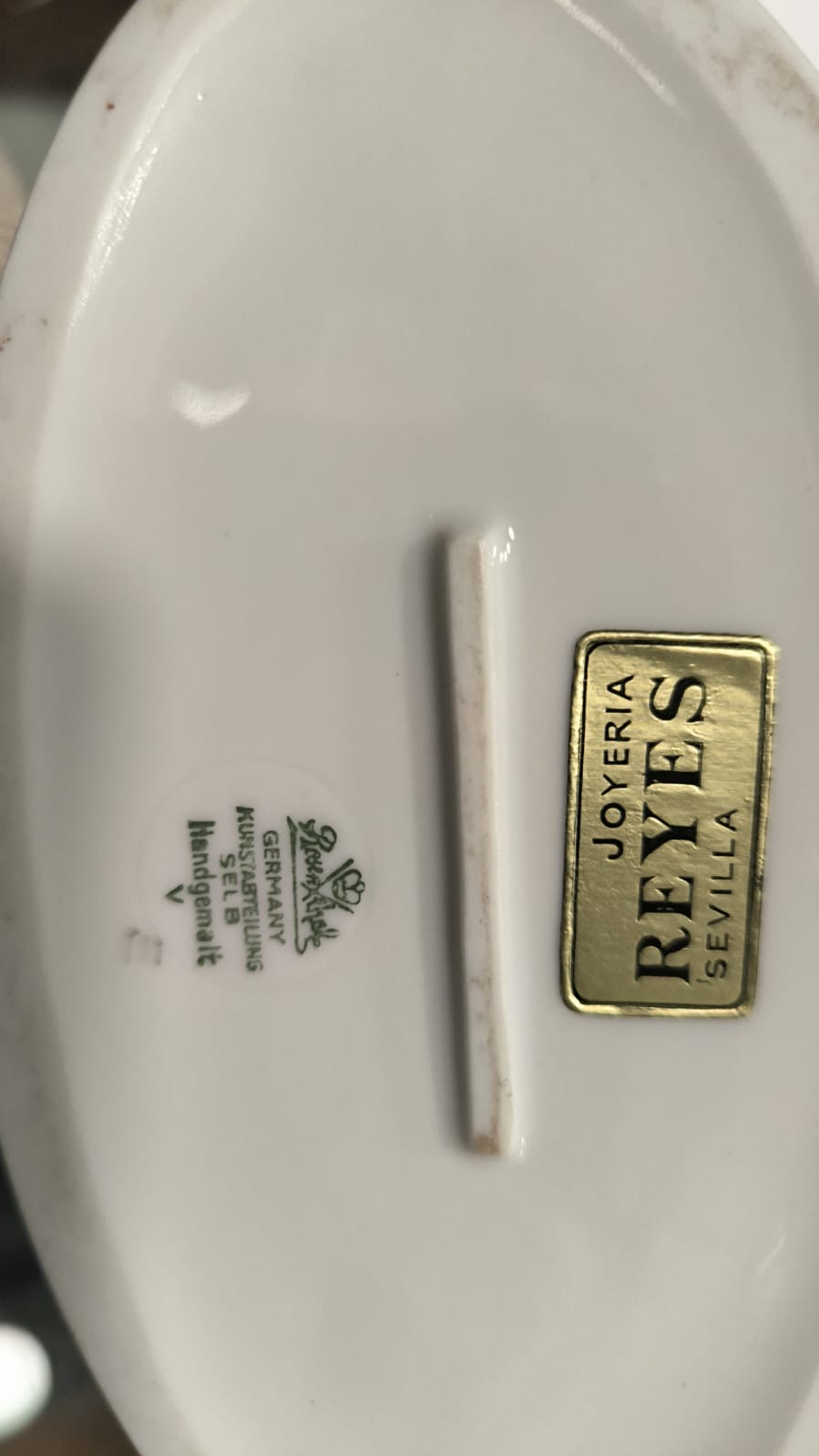 Base de la figura de porcelana Rosenthal con sello de autenticidad y etiqueta de Joyería Reyes Sevilla.