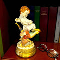 Detalle lateral de ángel en faisán, porcelana pintada a mano.