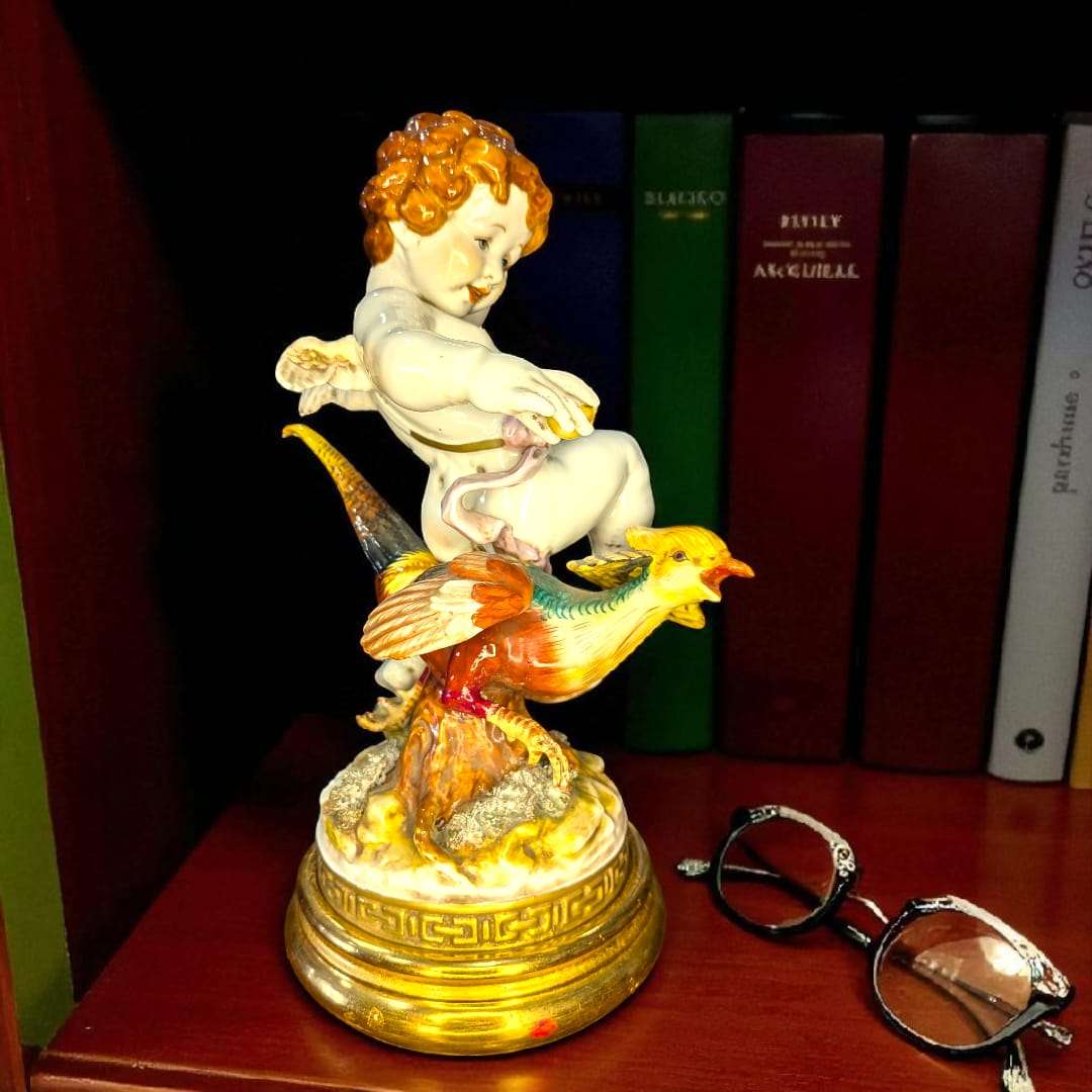 Detalle lateral de ángel en faisán, porcelana pintada a mano.