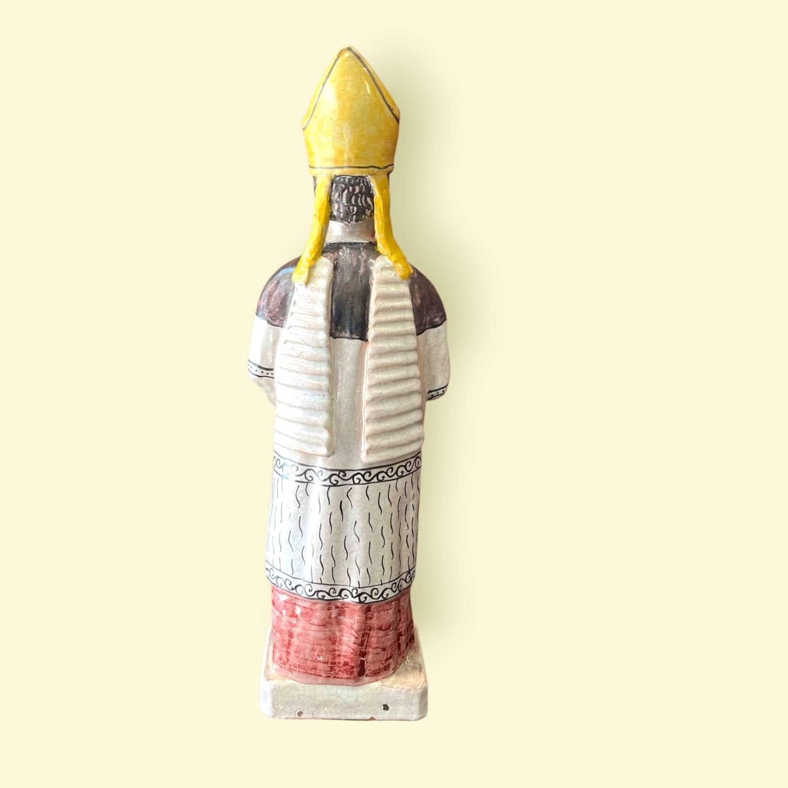Parte trasera de figura de San Bernardo de Claraval en cerámica esmaltada, mostrando detalles del manto y mitra, decoración religiosa única.