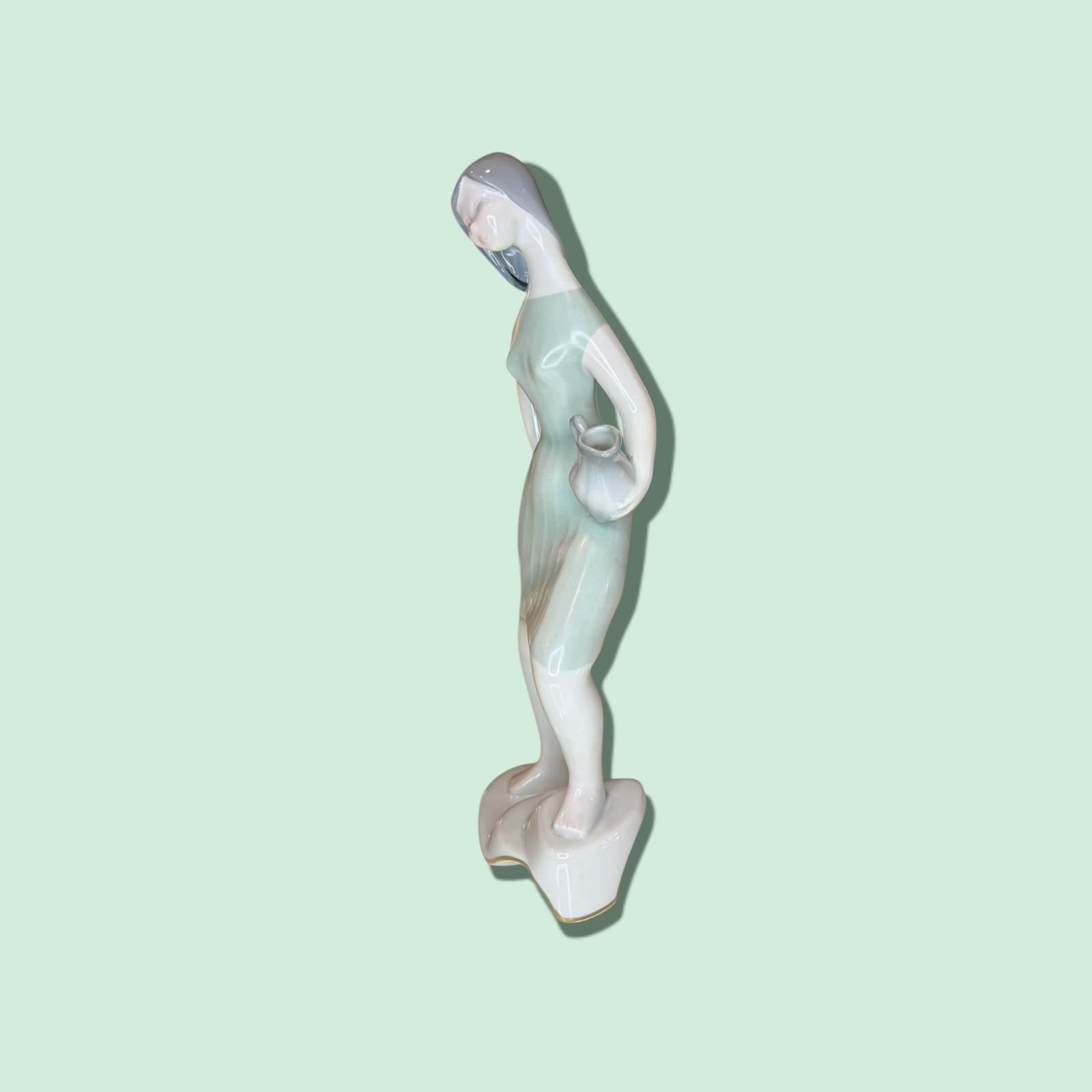 Cada detalle del rostro, postura y pliegues del vestido demuestra la tradición artesanal que caracteriza a esta casa funda