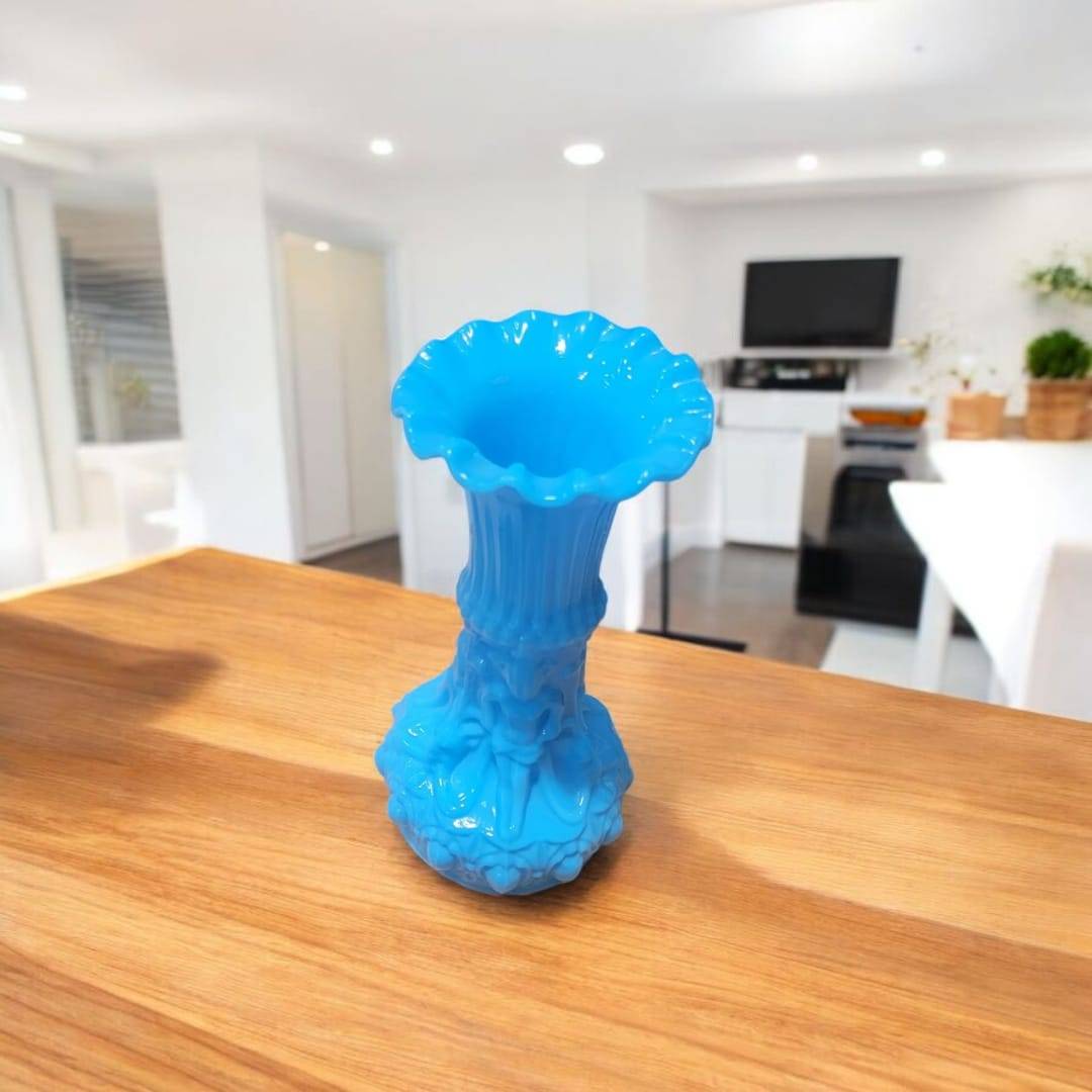Florero antiguo de opalina azul turquesa estilo Napoleón III, siglo XIX, con borde ondulado y detalles ornamentales para decoración elegante.